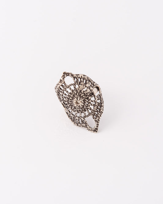 Minimal ανοιγώμενο δαχτυλίδι Crochet Lace Oval από ανακυκλωμένο οξειδωμένο ασήμι 925 της ANV Jewelry.