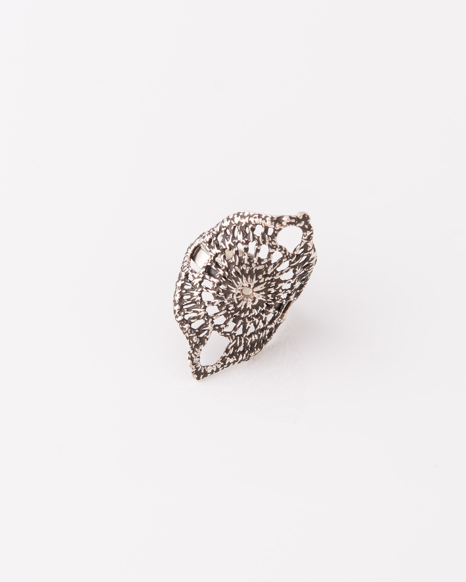 Statement ασημένιο δαχτυλίδι Crochet Lace Oval με vintage αισθητική και λεπτομερή σχεδιασμό της ANV Jewelry.