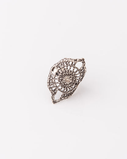Statement ασημένιο δαχτυλίδι Crochet Lace Oval με vintage αισθητική και λεπτομερή σχεδιασμό της ANV Jewelry.