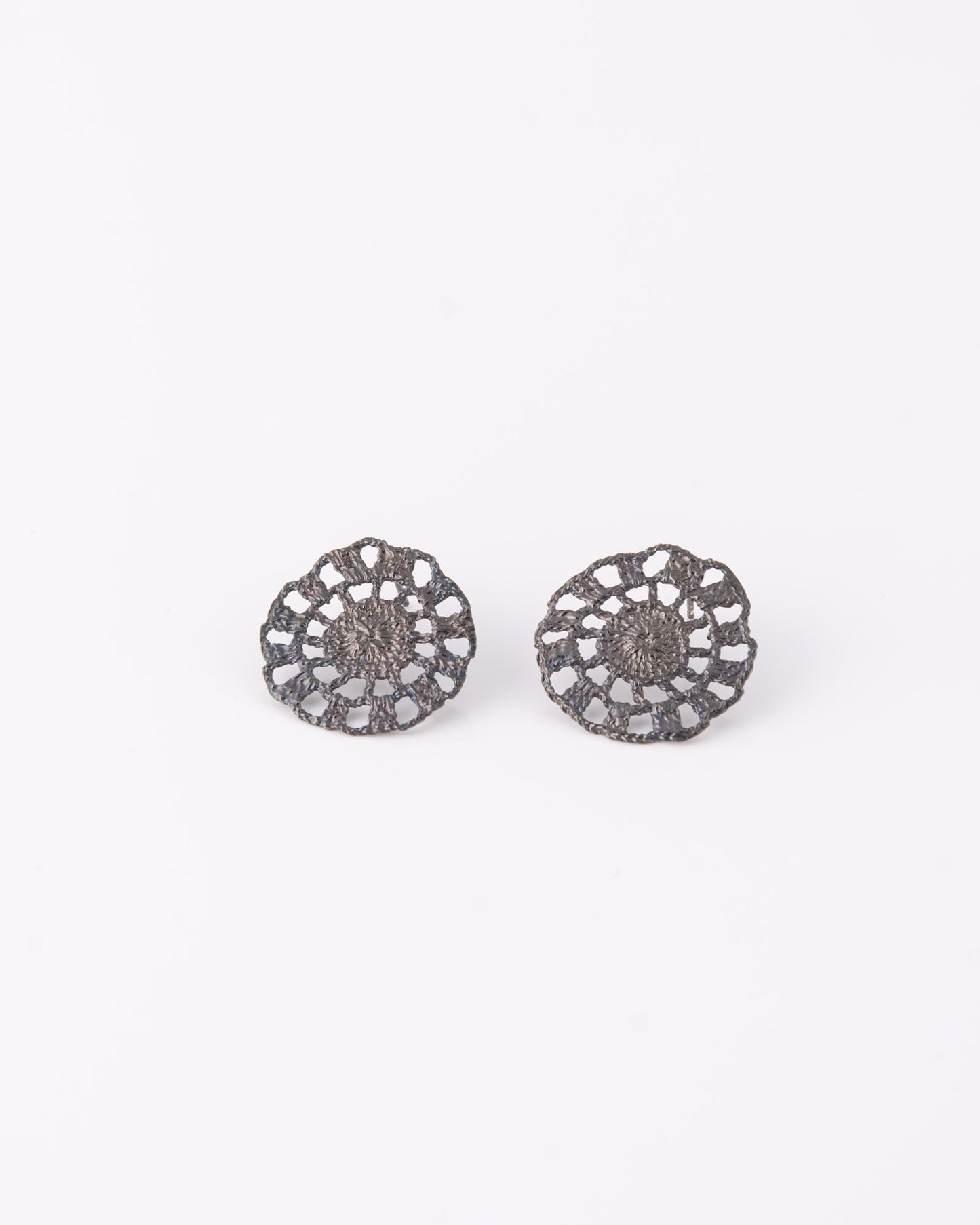 Limited edition ασημένια σκουλαρίκια Crochet Lace Round με ανάγλυφο σχέδιο δαντέλας και μαύρη επιροδίωση της ANV Jewelry.