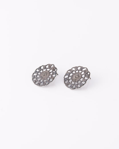 Χειροποίητα limited σκουλαρίκια Crochet Lace Round από ανακυκλωμένο ασήμι 925 με μαύρο ρόδιο της ANV Jewelry.