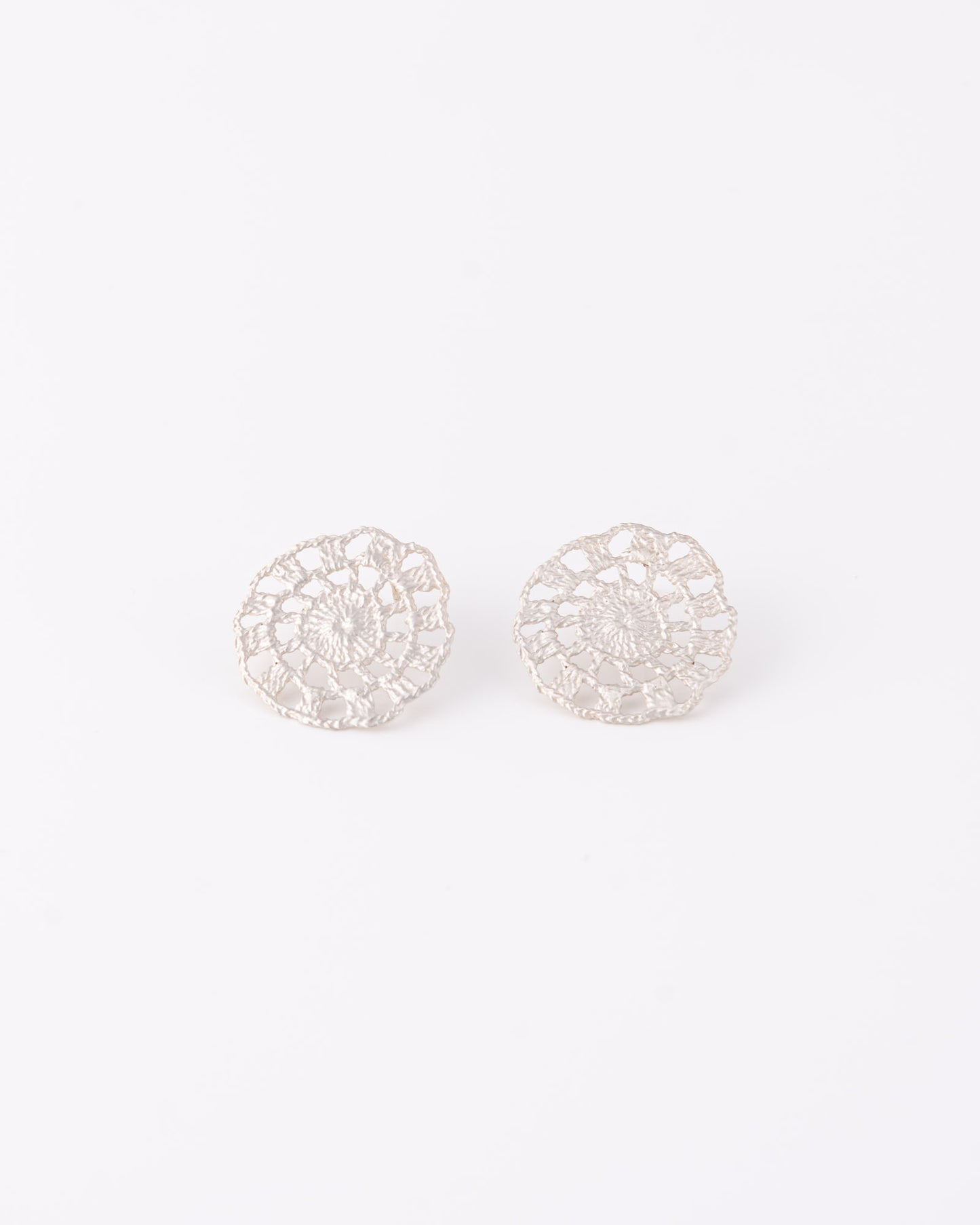 Limited edition ασημένια σκουλαρίκια Crochet Lace Round με ανάγλυφη υφή δαντέλας και minimal σχεδιασμό της ANV Jewelry.