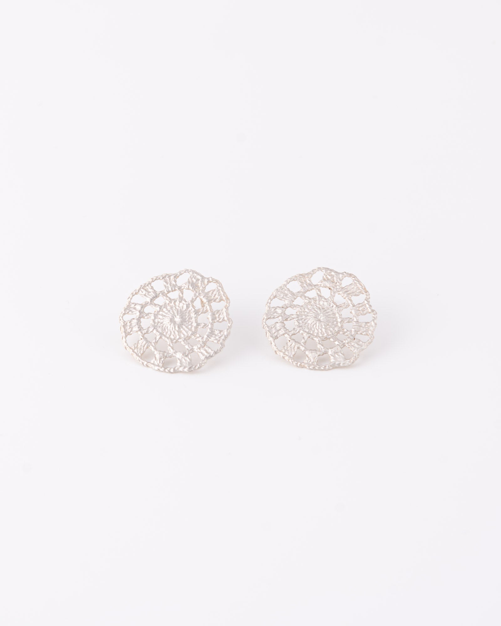 Limited edition ασημένια σκουλαρίκια Crochet Lace Round με ανάγλυφη υφή δαντέλας και minimal σχεδιασμό της ANV Jewelry.
