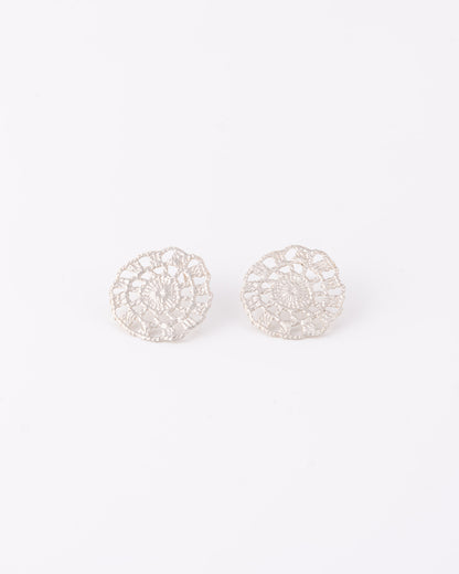 Limited edition ασημένια σκουλαρίκια Crochet Lace Round με ανάγλυφη υφή δαντέλας και minimal σχεδιασμό της ANV Jewelry.