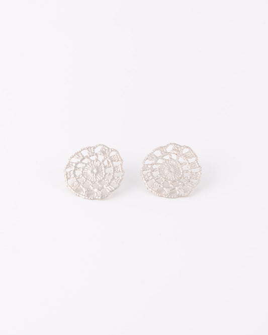 Limited edition ασημένια σκουλαρίκια Crochet Lace Round με ανάγλυφη υφή δαντέλας και minimal σχεδιασμό της ANV Jewelry.