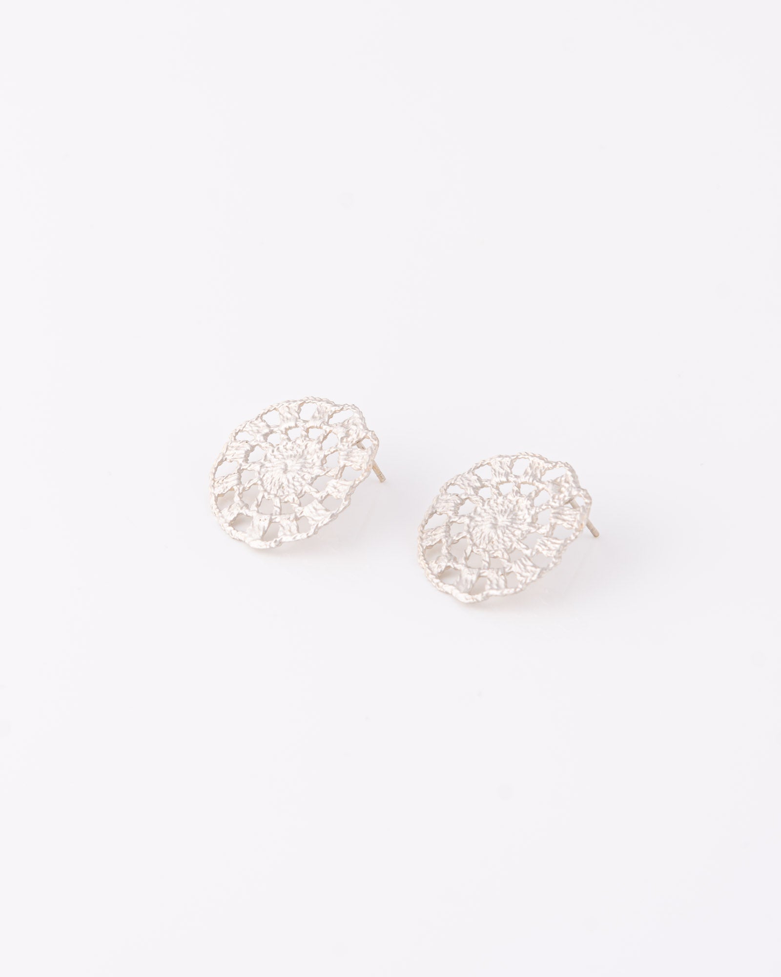 Χειροποίητα limited σκουλαρίκια Crochet Lace Round από ανακυκλωμένο ασήμι 925 σε στρογγυλό σχήμα της ANV Jewelry.