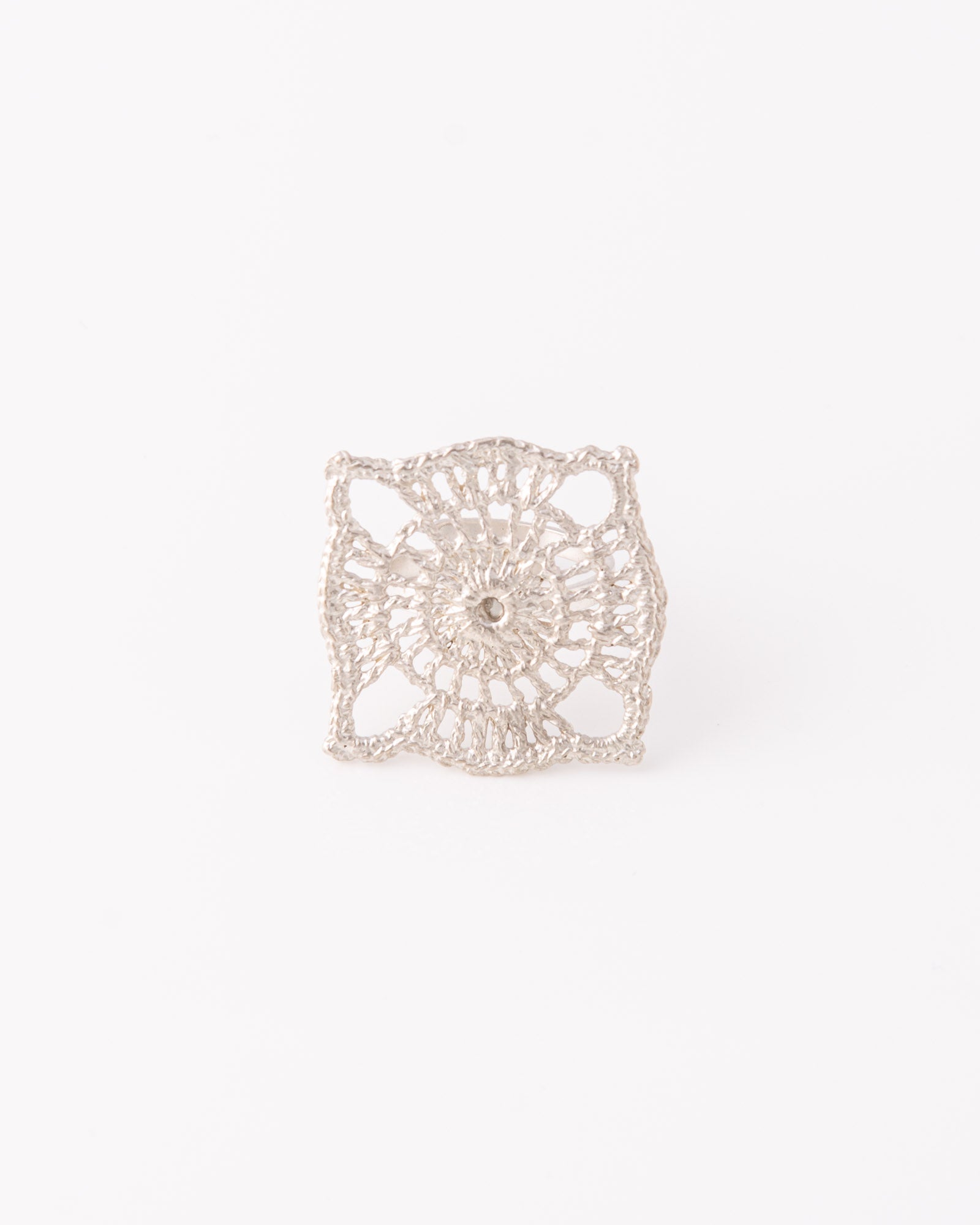 Limited edition ασημένιο χειροποίητο δαχτυλίδι Crochet Lace Square με ανάγλυφο σχέδιο δαντέλας της ANV Jewelry.