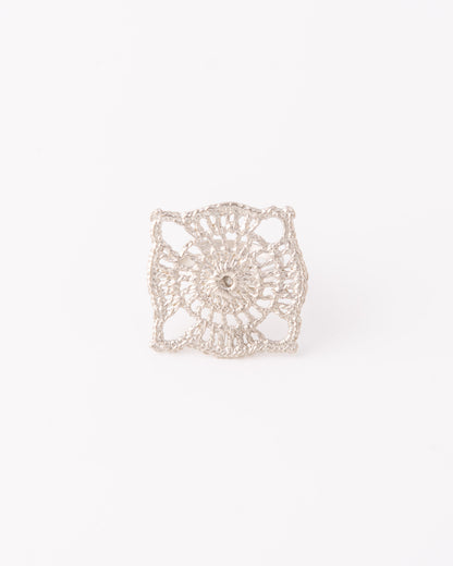 Limited edition ασημένιο χειροποίητο δαχτυλίδι Crochet Lace Square με ανάγλυφο σχέδιο δαντέλας της ANV Jewelry.