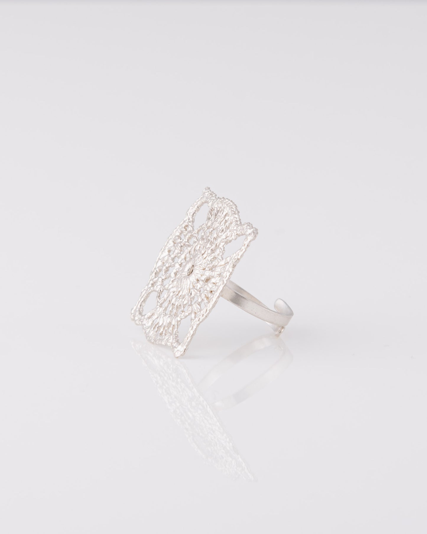 Limited ασημένιο ανοιγόμενο δαχτυλίδι Crochet Lace Square από ανακυκλωμένο ασήμι 925 της ANV Jewelry.