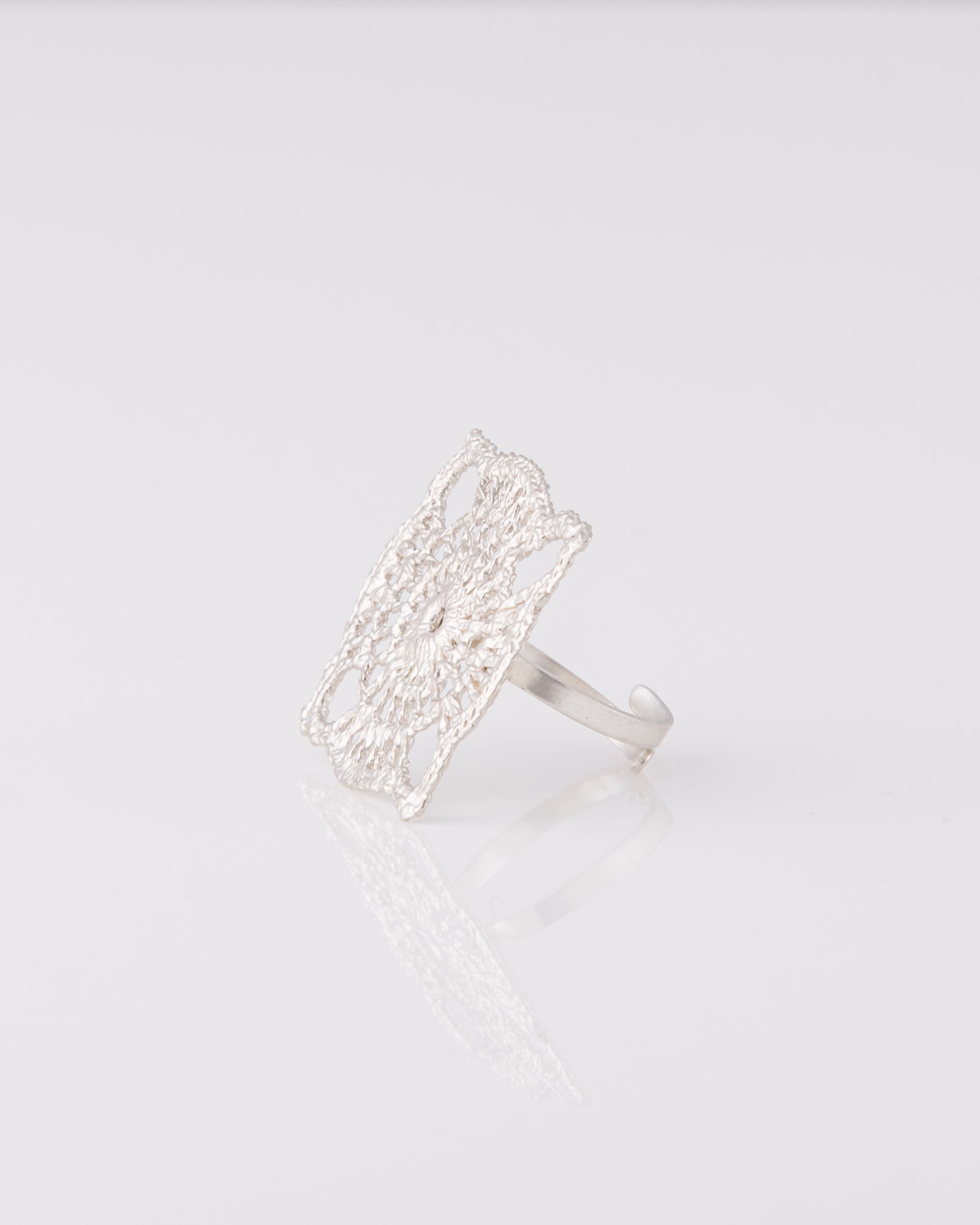 Limited ασημένιο ανοιγόμενο δαχτυλίδι Crochet Lace Square από ανακυκλωμένο ασήμι 925 της ANV Jewelry.