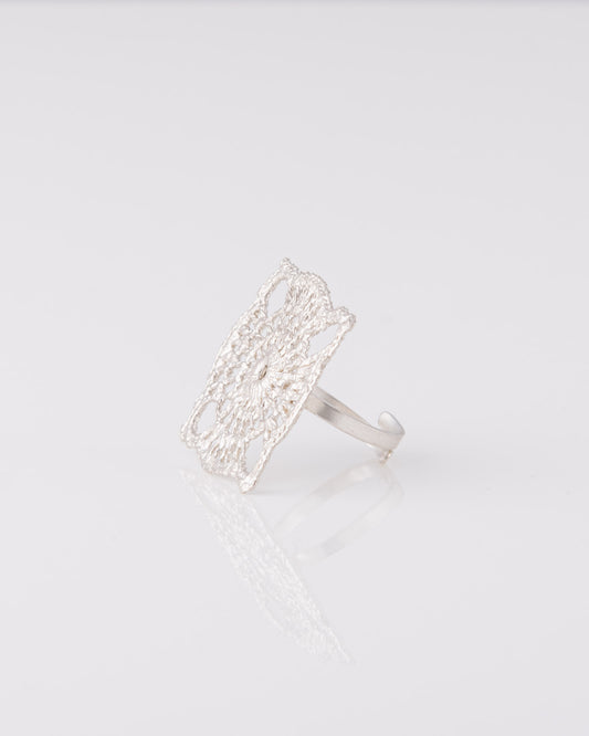 Limited ασημένιο ανοιγόμενο δαχτυλίδι Crochet Lace Square από ανακυκλωμένο ασήμι 925 της ANV Jewelry.