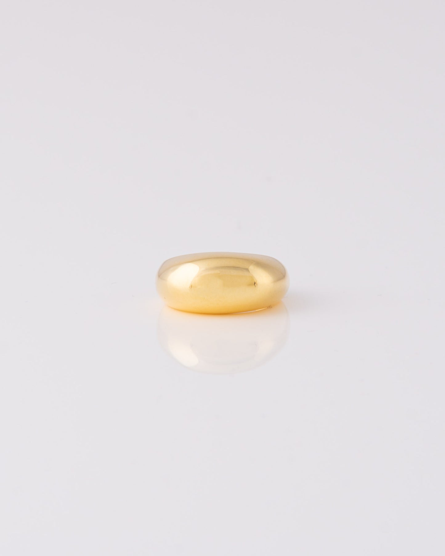 Limited edition ασημένιο επίχρυσο 24Κ chevalier δαχτυλίδι Domed Elongated με επίμηκες οβάλ σχήμα της ANV Jewelry.