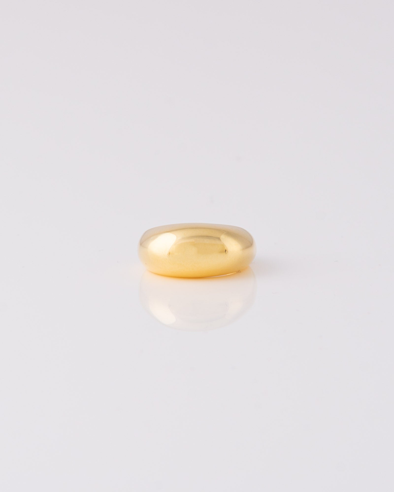 Limited edition ασημένιο επίχρυσο 24Κ chevalier δαχτυλίδι Domed Elongated με επίμηκες οβάλ σχήμα της ANV Jewelry.