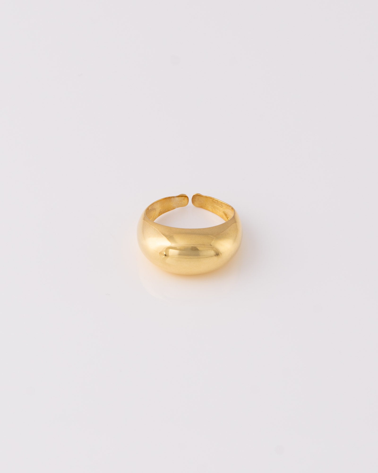 Minimal ανοιγώμενο δαχτυλίδι Domed Elongated Silver με επιμετάλλωση χρυσού της ANV Jewelry.