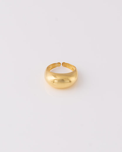Minimal ανοιγώμενο δαχτυλίδι Domed Elongated Silver με επιμετάλλωση χρυσού της ANV Jewelry.