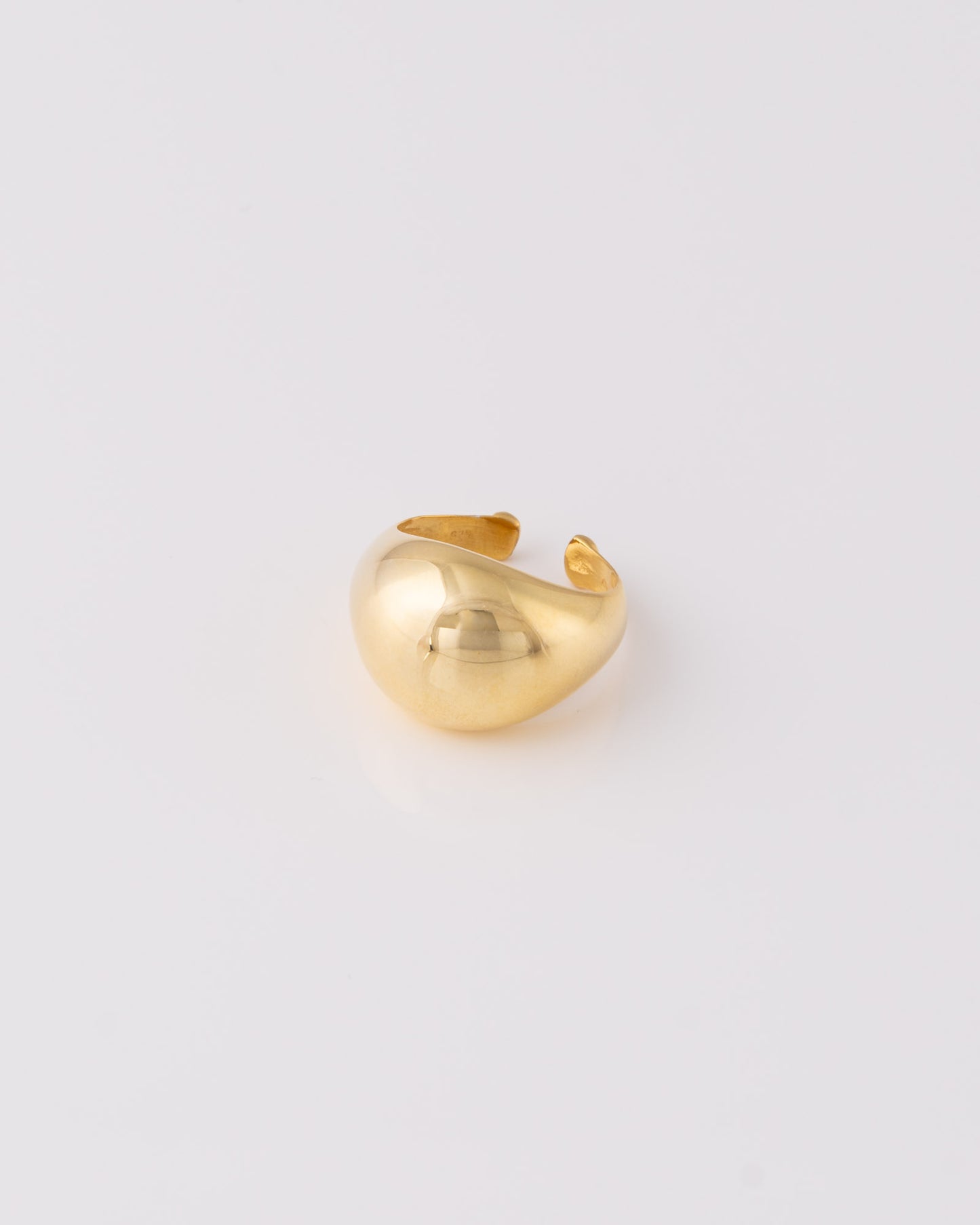 Minimal chevalier δαχτυλίδι Domed Round από ανακυκλωμένο ασήμι 925 με επιχρύσωση της ANV Jewelry.