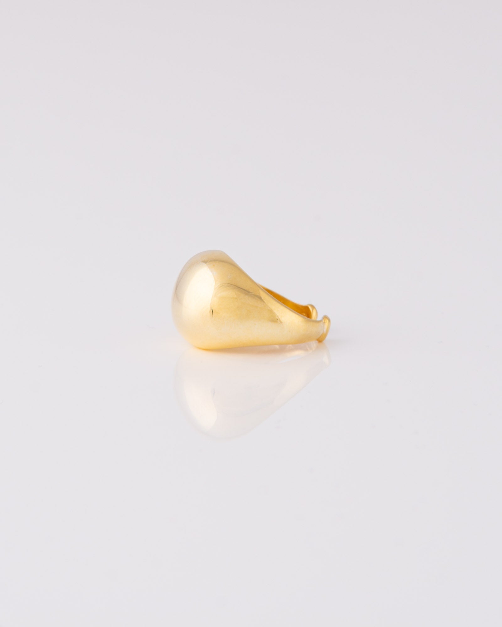 Statement στρογγυλό chevalier δαχτυλίδι Domed Round Silver Gold Plated  με γυαλιστερό φινίρισμα της ANV Jewelry.