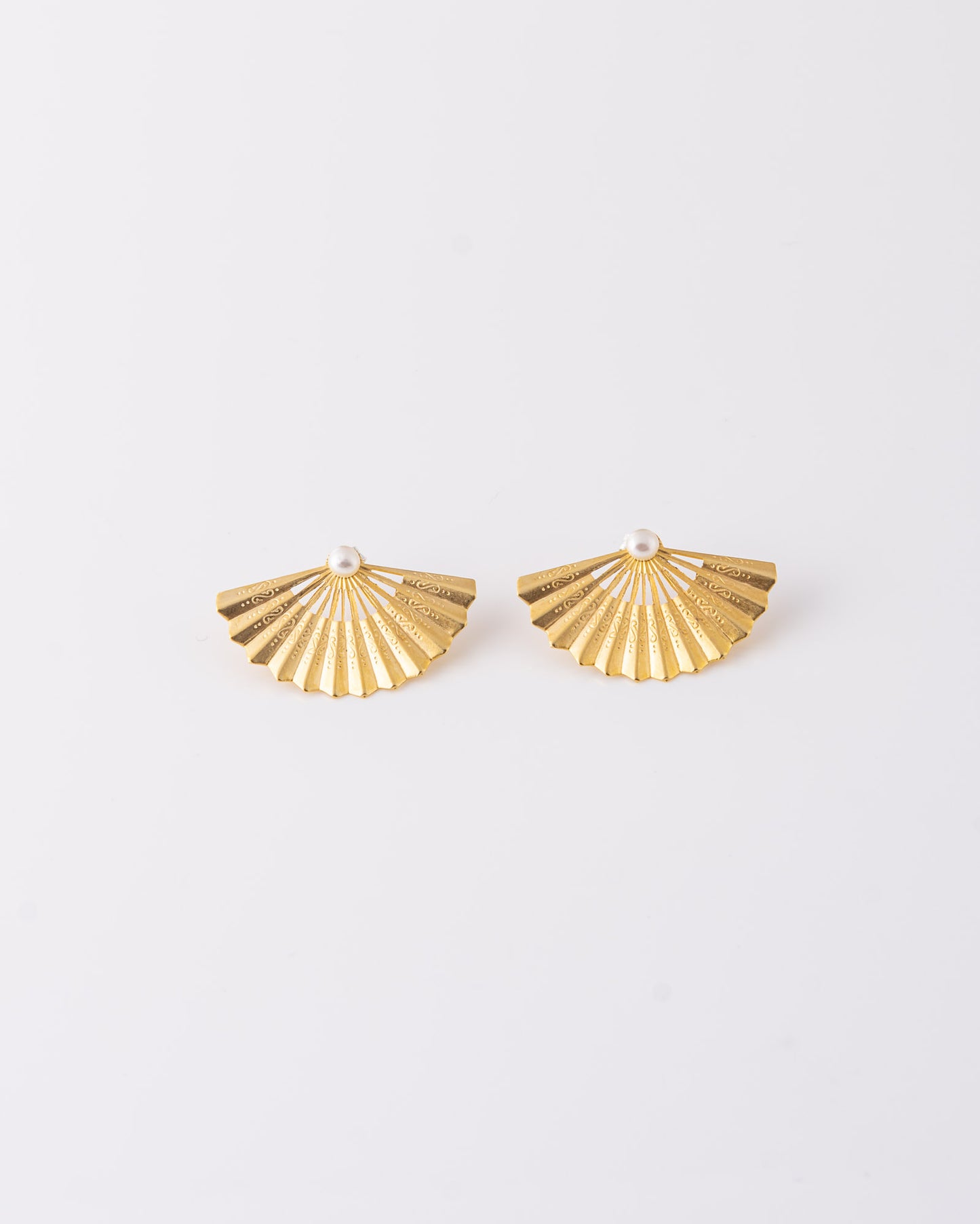 Μπροστινή όψη των χειροποίητων jacket earrings Fan από επίχρυσο ορείχαλκο, σε σχήμα βεντάλιας με αποσπώμενο μαργαριτάρι γλυκού νερού της ANV Jewelry.