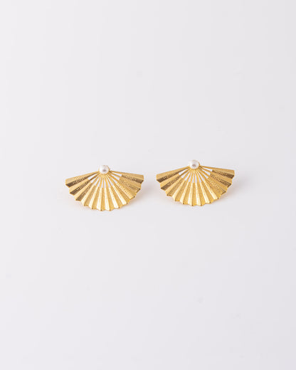 Μπροστινή όψη των χειροποίητων jacket earrings Fan από επίχρυσο ορείχαλκο, σε σχήμα βεντάλιας με αποσπώμενο μαργαριτάρι γλυκού νερού της ANV Jewelry.