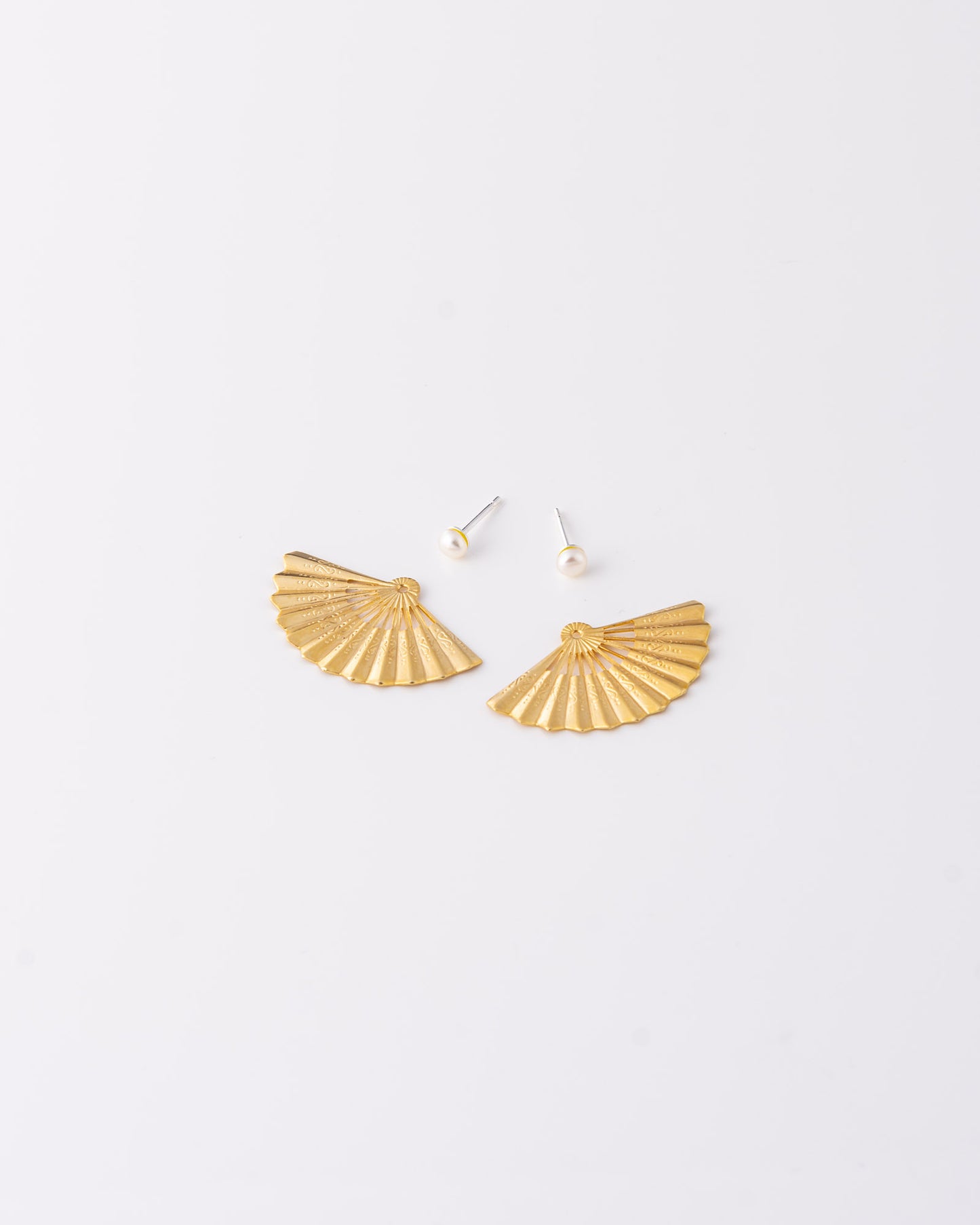 Επίχρυσα jacket earrings Fan σε αποσπώμενη μορφή, που δείχνουν τη βεντάλια και το μαργαριτάρι γλυκού νερού ξεχωριστά, της ANV Jewelry.