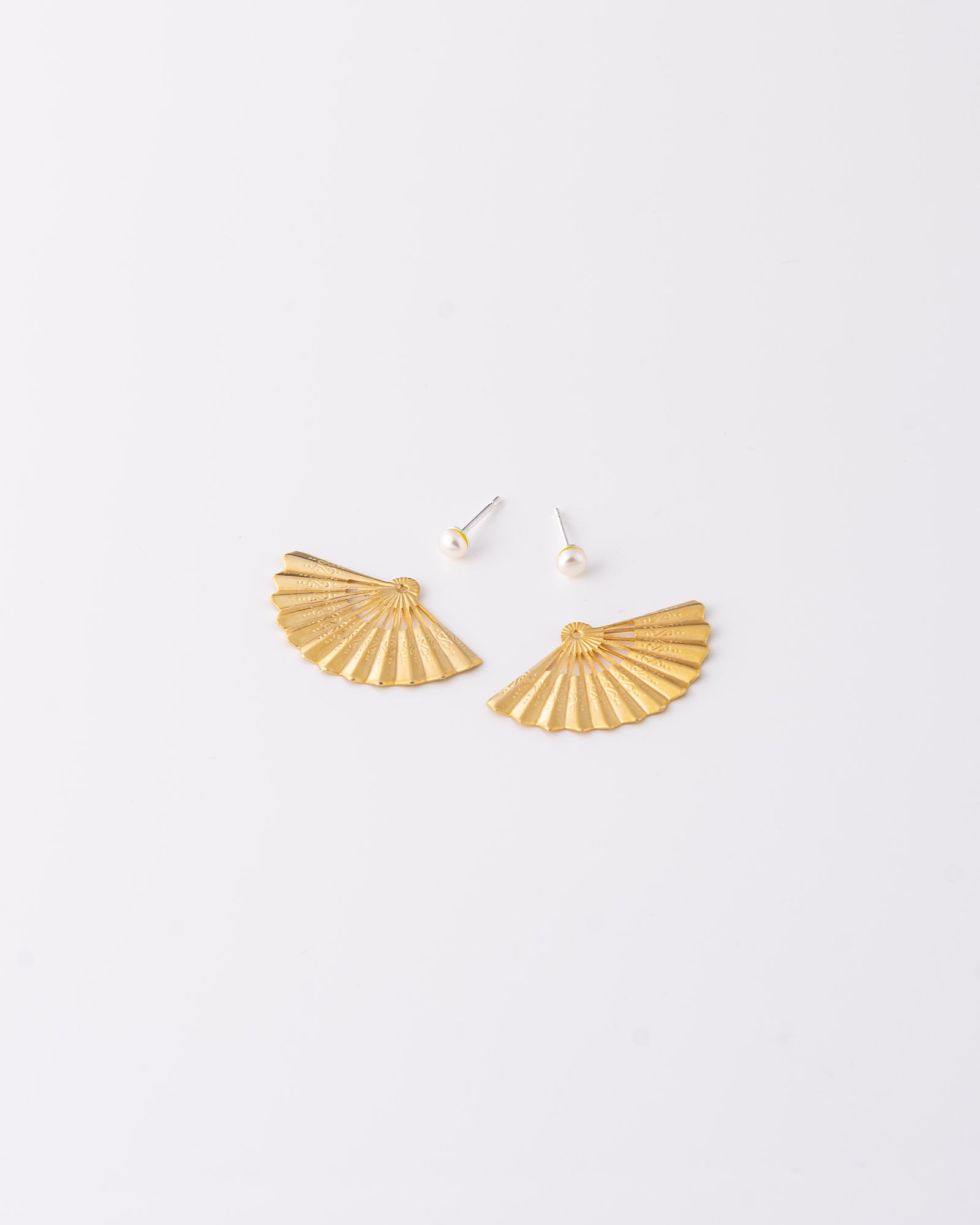 Επίχρυσα jacket earrings Fan σε αποσπώμενη μορφή, που δείχνουν τη βεντάλια και το μαργαριτάρι γλυκού νερού ξεχωριστά, της ANV Jewelry.
