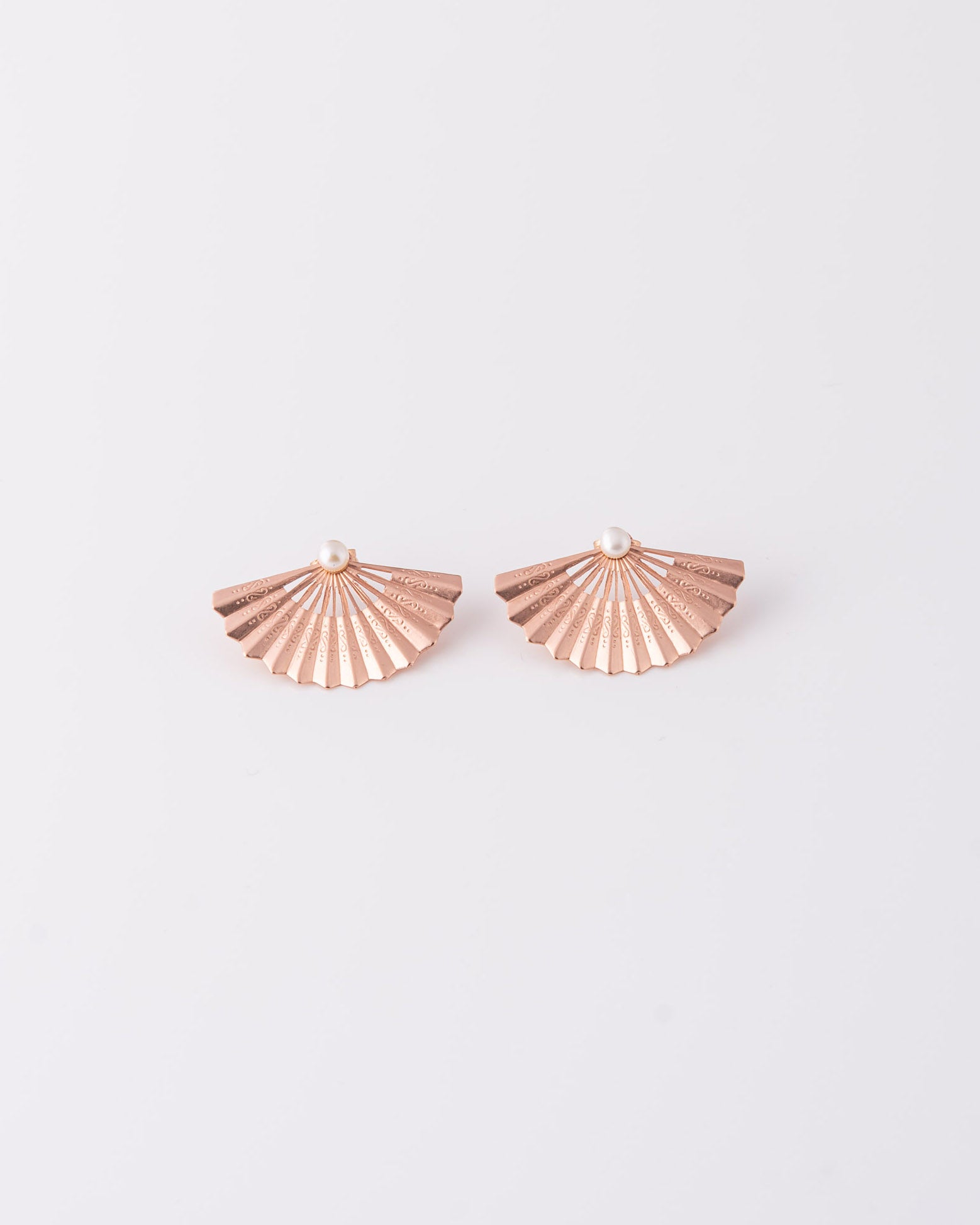 Rose gold jacket earrings Fan σε σχήμα βεντάλιας με αποσπώμενο μαργαριτάρι γλυκού νερού της ANV Jewelry.