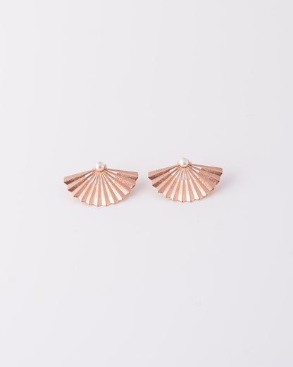 Rose gold jacket earrings Fan σε σχήμα βεντάλιας με αποσπώμενο μαργαριτάρι γλυκού νερού της ANV Jewelry.