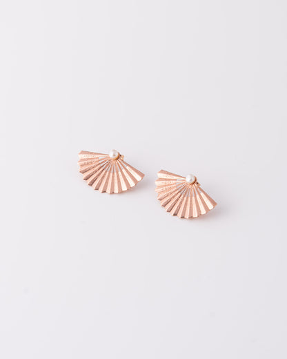 Χειροποίητα jacket earrings Fan από ορείχαλκο με ροζ χρυσή επιμετάλλωση, σε σχήμα βεντάλιας με αποσπώμενο μαργαριτάρι γλυκού νερού της ANV Jewelry.