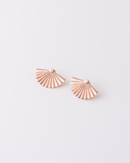 Χειροποίητα jacket earrings Fan από ορείχαλκο με ροζ χρυσή επιμετάλλωση, σε σχήμα βεντάλιας με αποσπώμενο μαργαριτάρι γλυκού νερού της ANV Jewelry.