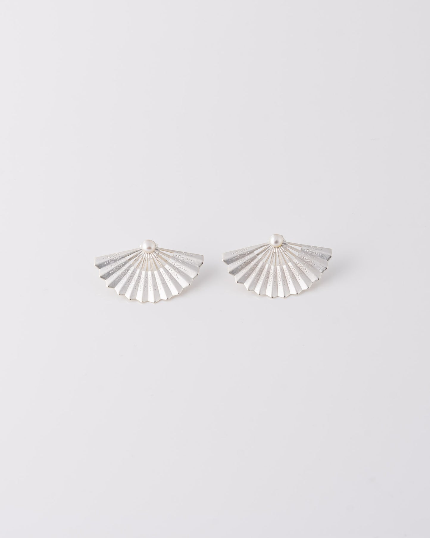 Ασημένια jacket earrings Fan σε σχήμα βεντάλιας με αποσπώμενο μαργαριτάρι γλυκού νερού της ANV Jewelry.