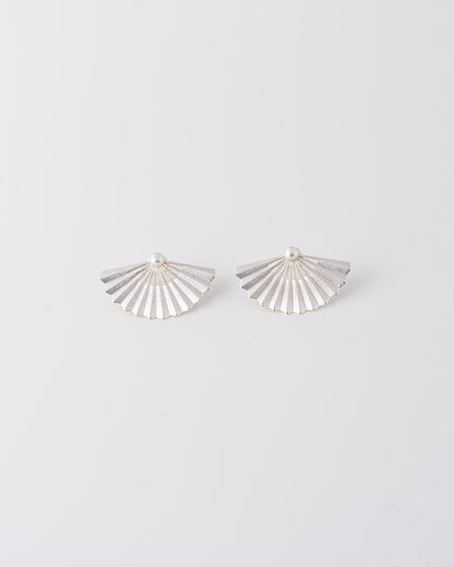 Ασημένια jacket earrings Fan σε σχήμα βεντάλιας με αποσπώμενο μαργαριτάρι γλυκού νερού της ANV Jewelry.