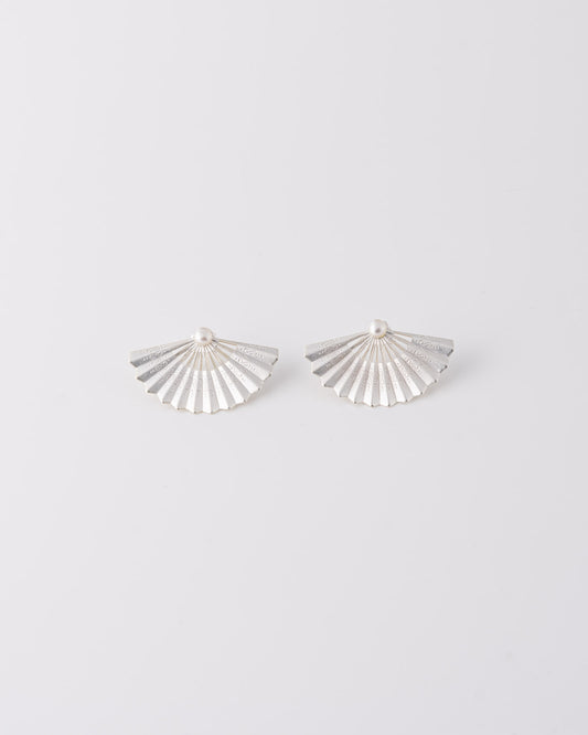 Ασημένια jacket earrings Fan σε σχήμα βεντάλιας με αποσπώμενο μαργαριτάρι γλυκού νερού της ANV Jewelry.