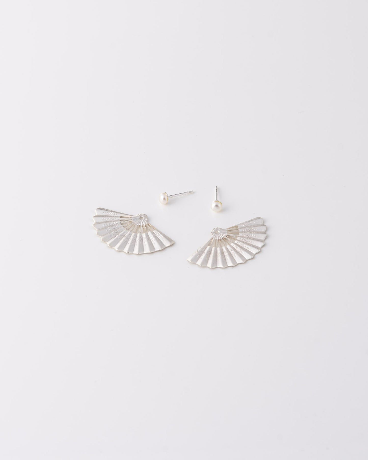 Ασημένια jacket earrings Fan σε αποσπώμενη μορφή, που δείχνουν τη βεντάλια και το μαργαριτάρι γλυκού νερού ξεχωριστά, της ANV Jewelry.