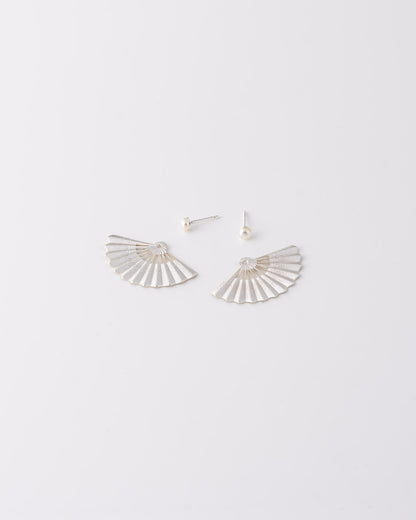 Ασημένια jacket earrings Fan σε αποσπώμενη μορφή, που δείχνουν τη βεντάλια και το μαργαριτάρι γλυκού νερού ξεχωριστά, της ANV Jewelry.