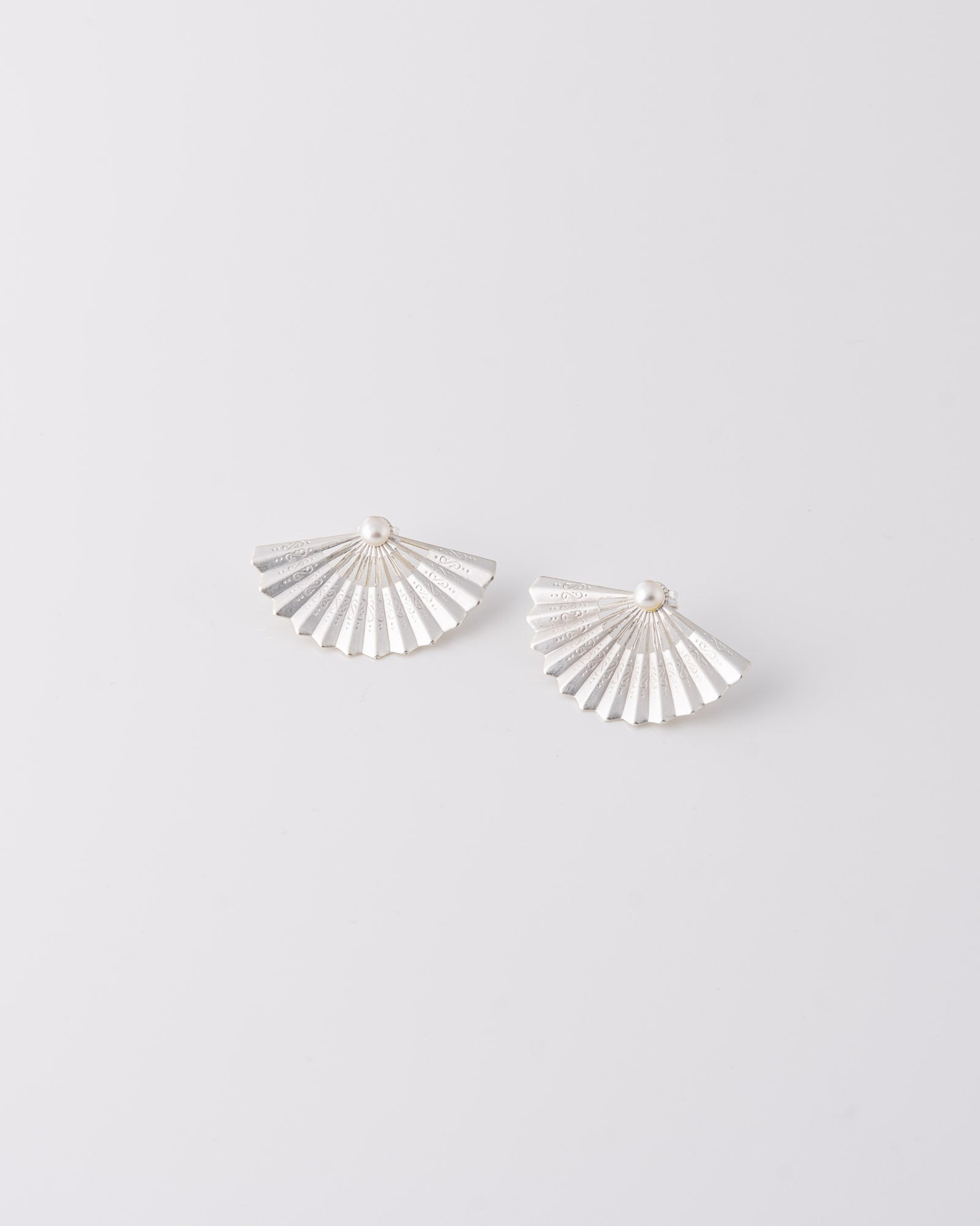 Πλάγια όψη των ασημένιων jacket earrings Fan σε σχήμα βεντάλιας με αποσπώμενο μαργαριτάρι γλυκού νερού της ANV Jewelry.