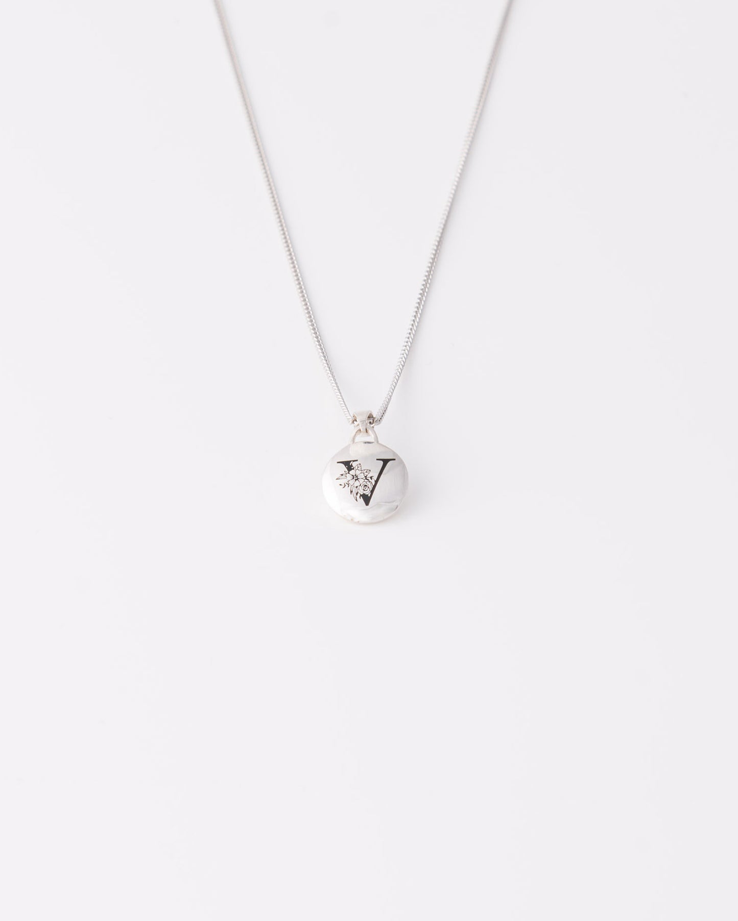 Minimal ασημένιο κολιέ Floral Initial με το γράμμα V και floral λεπτομέρειες της ANV Jewelry.