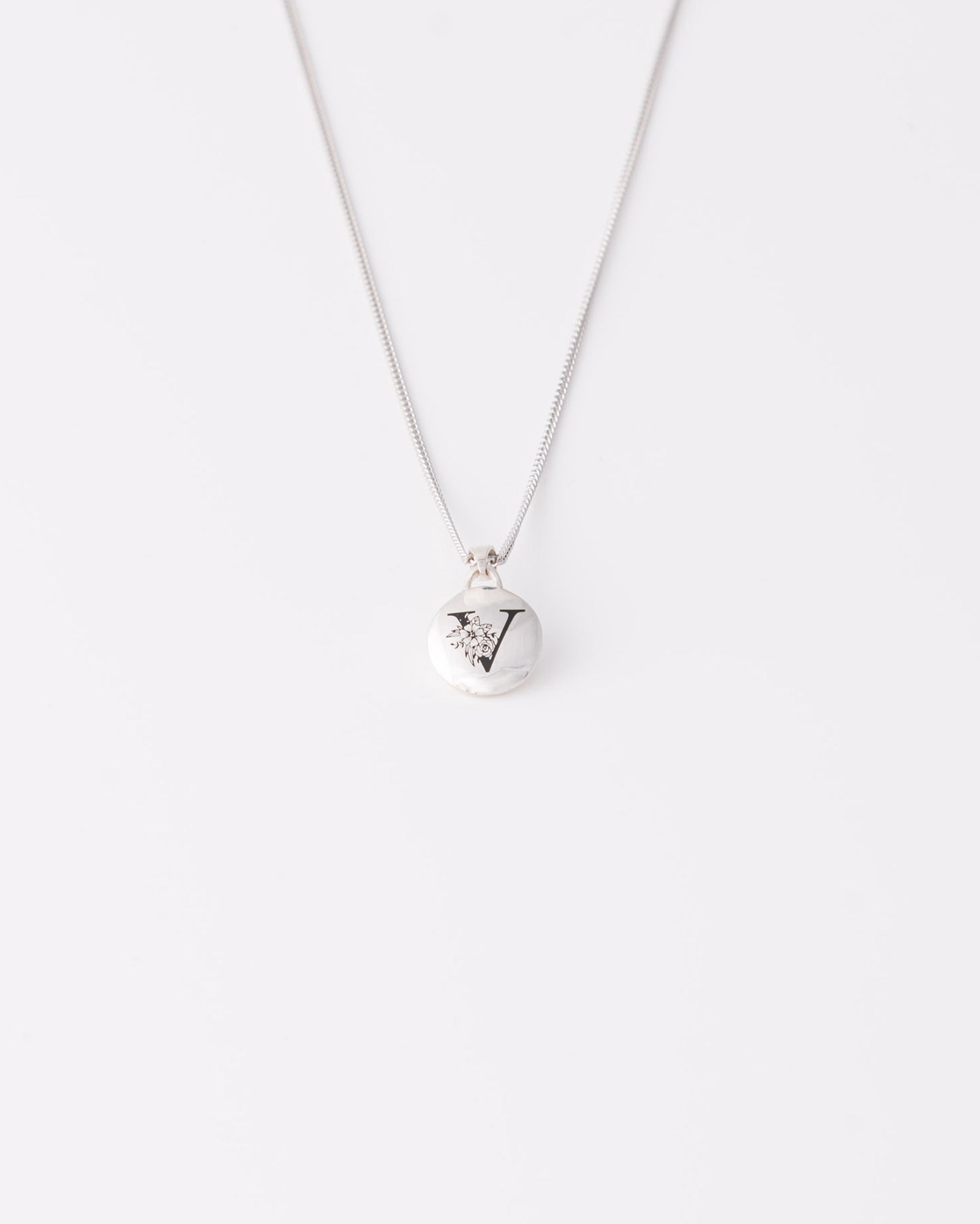 Minimal ασημένιο κολιέ Floral Initial με το γράμμα V και floral λεπτομέρειες της ANV Jewelry.