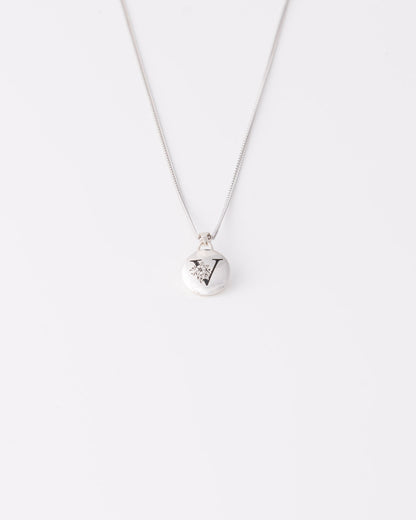 Minimal ασημένιο κολιέ Floral Initial με το γράμμα V και floral λεπτομέρειες της ANV Jewelry.