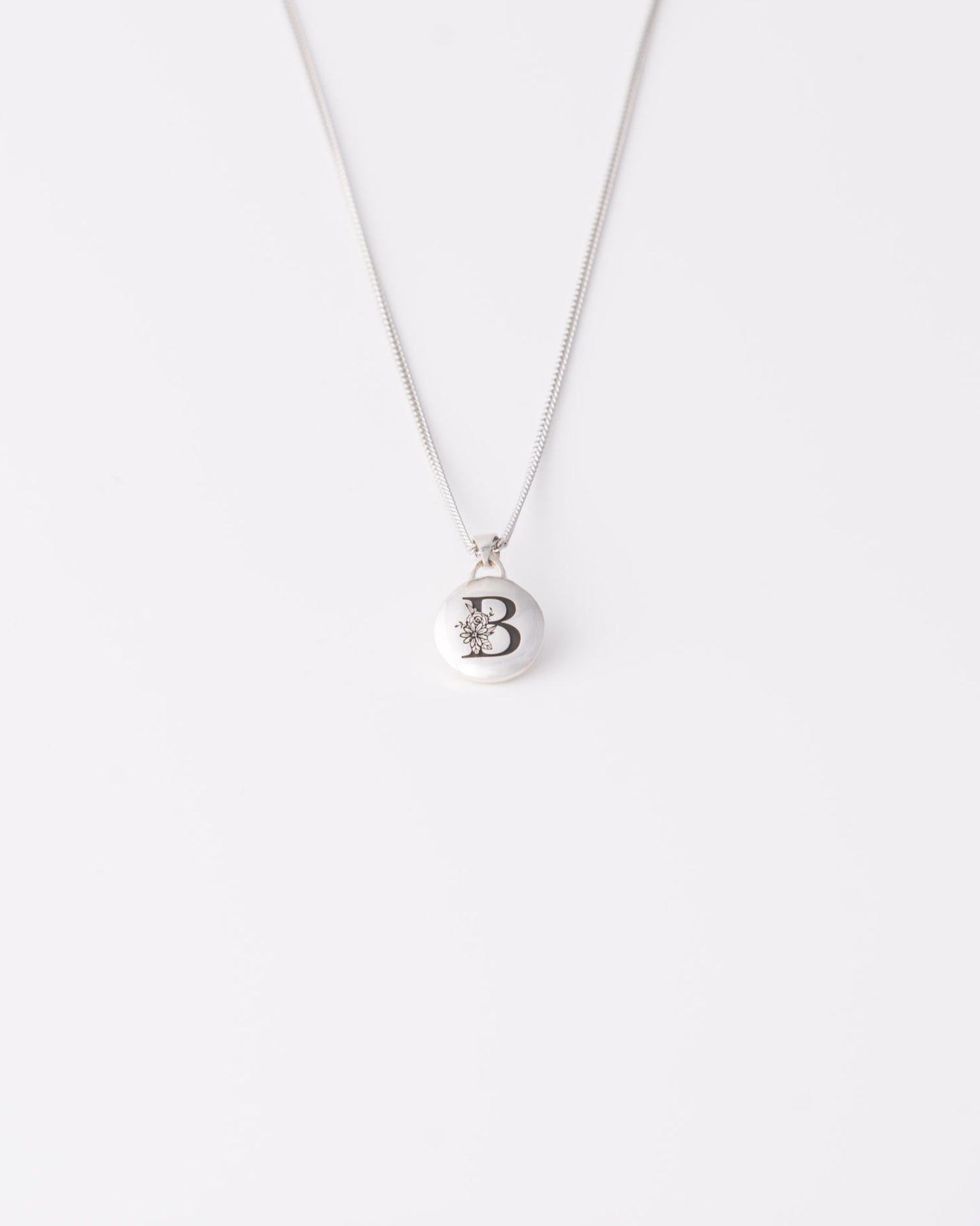 Χειροποίητο στρογγυλό ασημένιο κολιέ Floral Initial με το γράμμα Β από ανακυκλωμένο ασήμι 925 της ANV Jewelry.