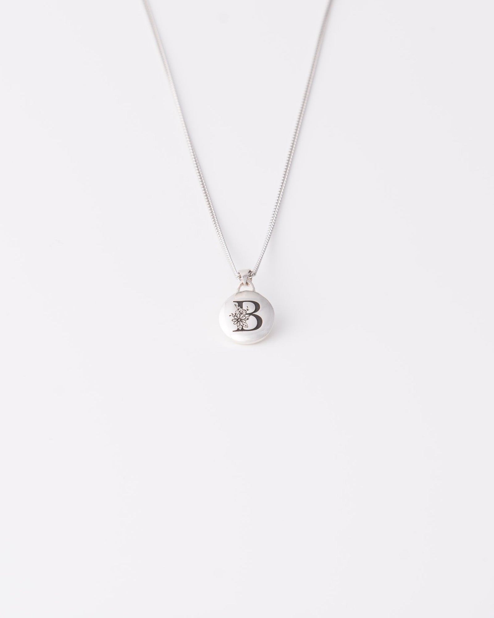 Χειροποίητο στρογγυλό ασημένιο κολιέ Floral Initial με το γράμμα Β από ανακυκλωμένο ασήμι 925 της ANV Jewelry.