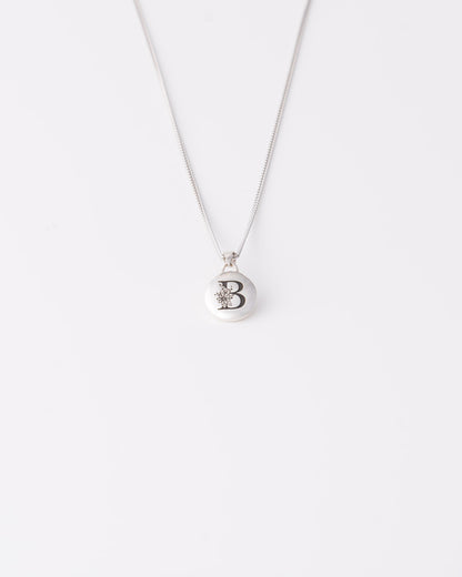 Χειροποίητο στρογγυλό ασημένιο κολιέ Floral Initial με το γράμμα Β από ανακυκλωμένο ασήμι 925 της ANV Jewelry.
