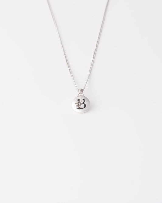 Χειροποίητο στρογγυλό ασημένιο κολιέ Floral Initial με το γράμμα Β από ανακυκλωμένο ασήμι 925 της ANV Jewelry.