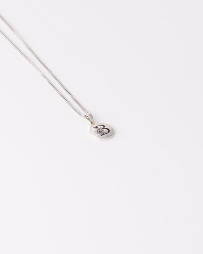 Minimal ασημένιο κολιέ Floral Initial με το γράμμα Β και floral λεπτομέρειες της ANV Jewelry.