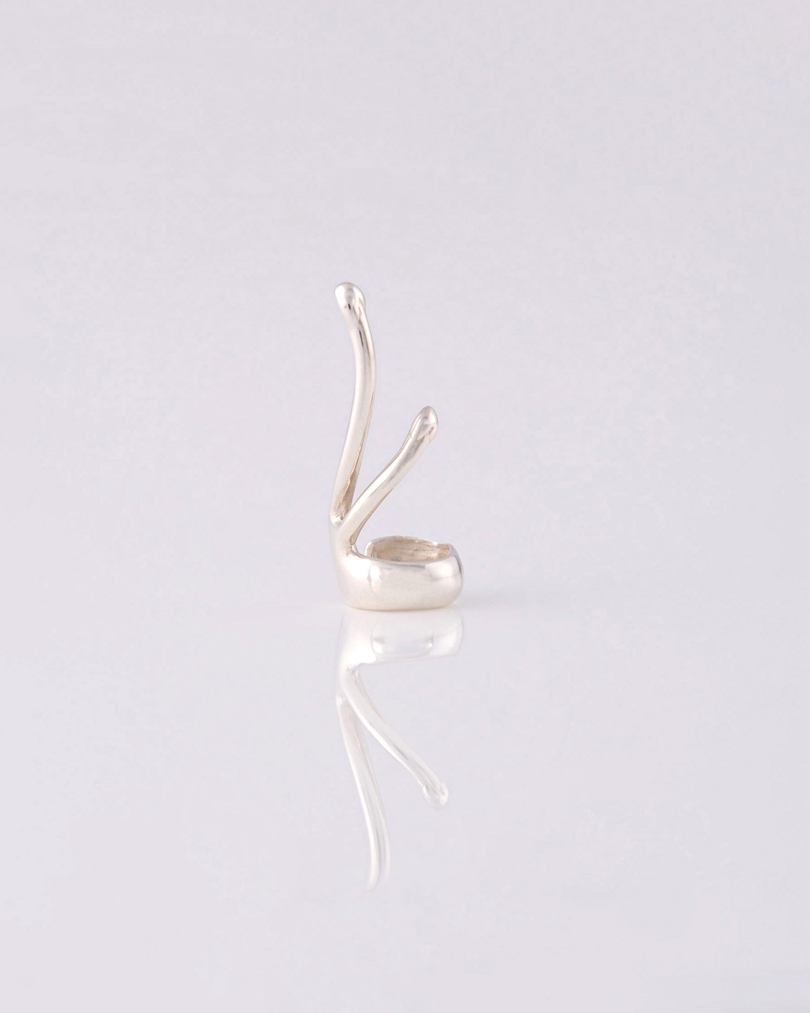 Ασημένιο ear cuff Vein της ANV Jewelry. Ένα κόσμημα που αγκαλιάζει το αυτί με μια μοναδική, ρευστή αισθητική, προσδίδοντας μια νότα φυσικής κομψότητας στην εμφάνιση σας.