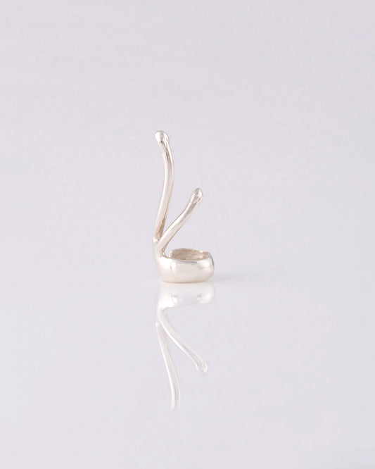 Ασημένιο ear cuff Vein της ANV Jewelry. Ένα κόσμημα που αγκαλιάζει το αυτί με μια μοναδική, ρευστή αισθητική, προσδίδοντας μια νότα φυσικής κομψότητας στην εμφάνιση σας.