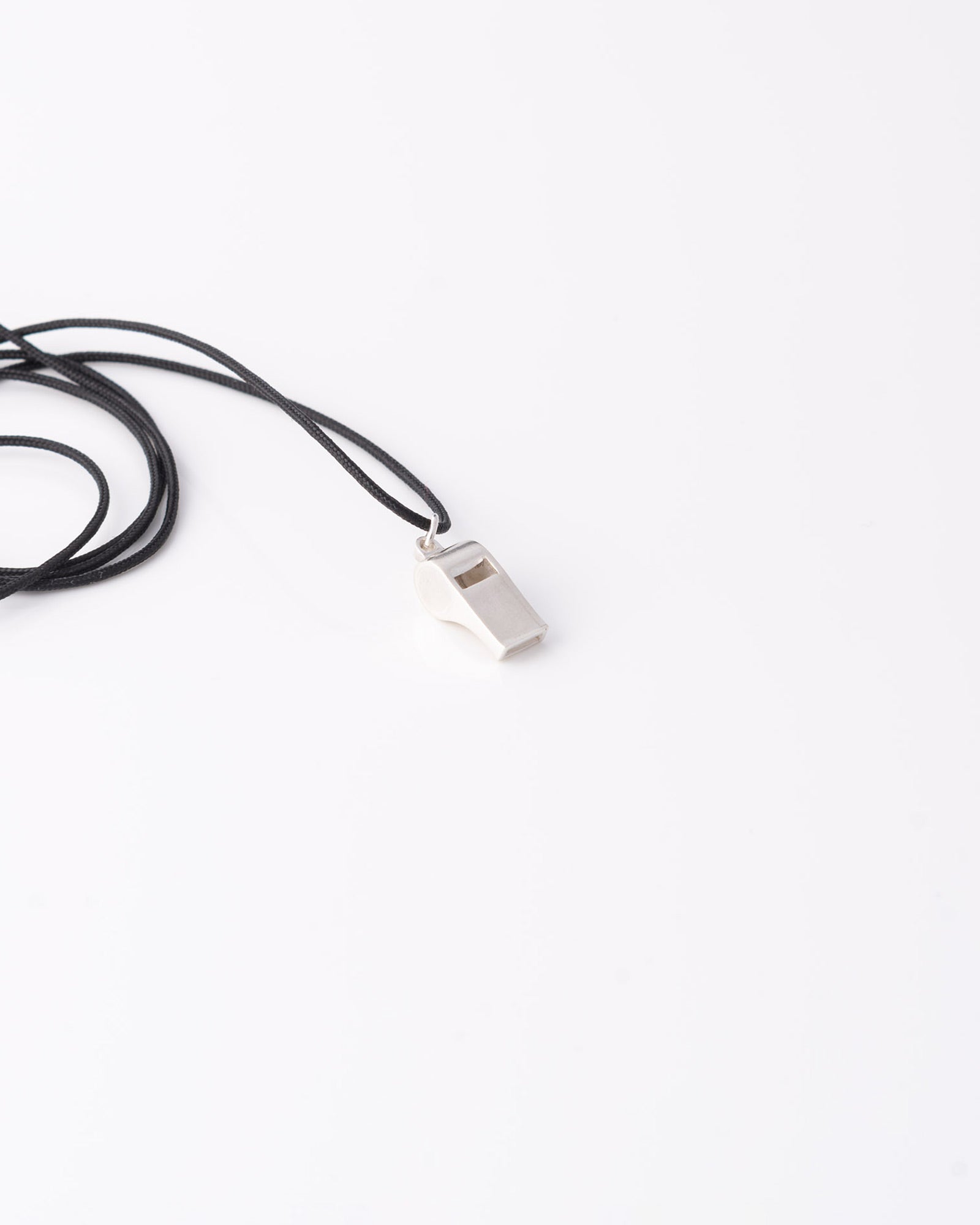 Χειροποίητο limited κολιέ σφυρίχτρα Functional Whistle Silver από ανακυκλωμένο ασήμι 925 της ANV Jewelry.