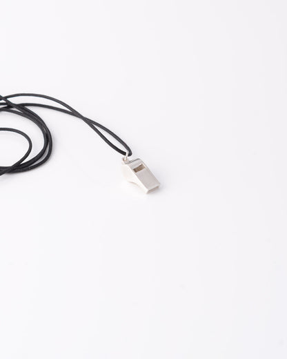Χειροποίητο limited κολιέ σφυρίχτρα Functional Whistle Silver από ανακυκλωμένο ασήμι 925 της ANV Jewelry.