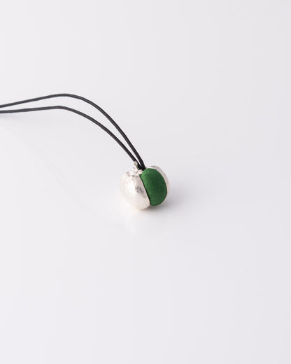 Limited edition ασημένιο κολιέ κολοκύθα Green Pumpkin με πράσινο μεταξωτό ύφασμα της ANV Jewelry.