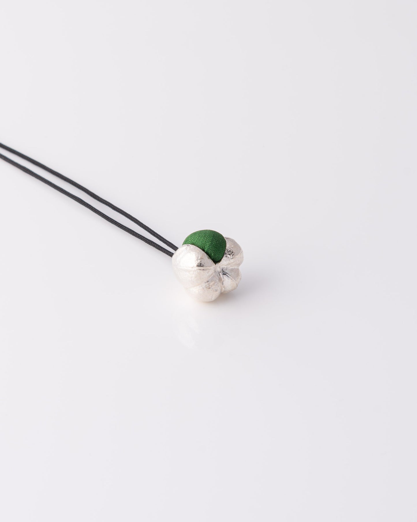 Minimal limited κολιέ Green Pumpkin από ασήμι σε μαύρο κορδόνι της ANV Jewelry.