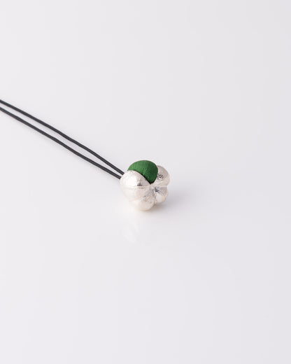 Minimal limited κολιέ Green Pumpkin από ασήμι σε μαύρο κορδόνι της ANV Jewelry.